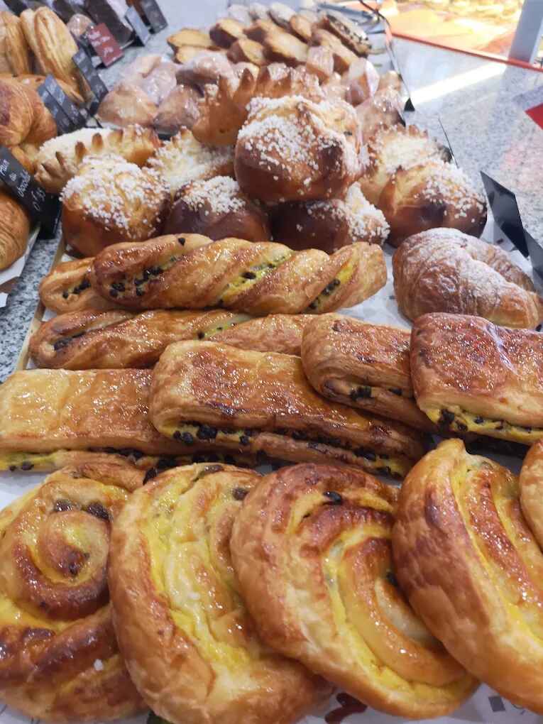 Viennoiseries de la boulangerie : pains aux raisins et chaussons